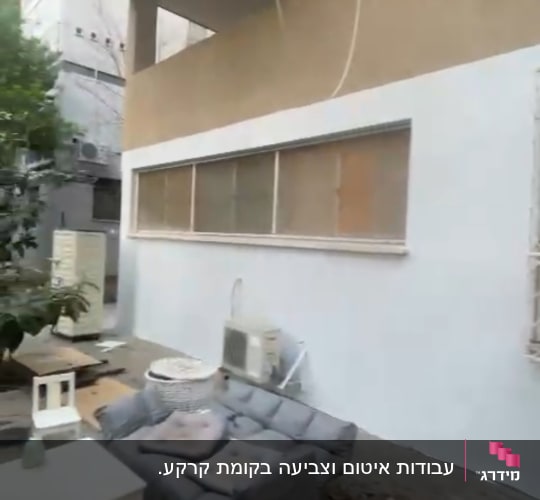 ספה אפורה, שולחן לבן, כריות, עלים יבשים